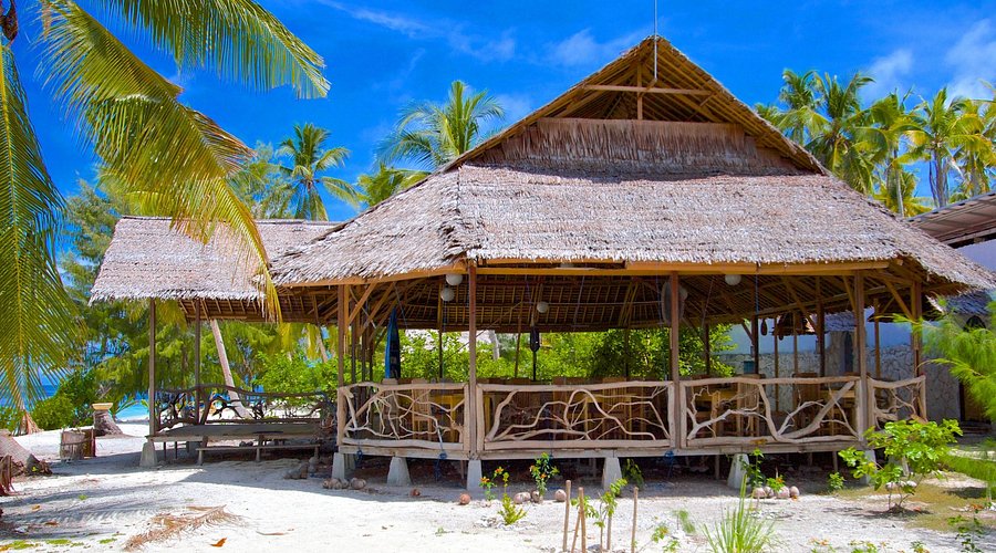 Agusta Eco Resort Raja Ampat dengan villa kayu di atas laut dan panorama pulau karst